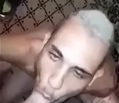 Novinho metendo coroa