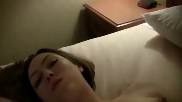 S&ouml_t svensk slampa onanerar cummar f&ouml_r kameran