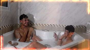 se termino de grabar y seguimos filmando el backstage del descanso en el jacuzzi ,&iexcl_&iexcl_&iexcl_&iexcl_ mira como esperan para seguir filmando !!!!