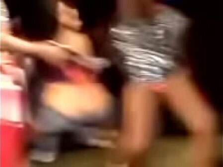 Universit&aacute_ria dan&ccedil_ando todo enfiado, mais puta todas!