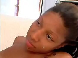 Neguinha molhou sof&aacute_ teve liberar. buceta