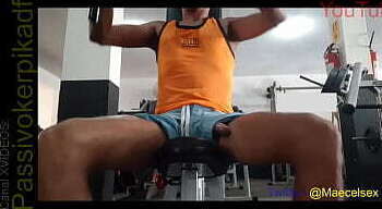 Tirando pra fora o PAU DURO NA ACADEMIA e, depois, GOZANDO NO BANHEIRO