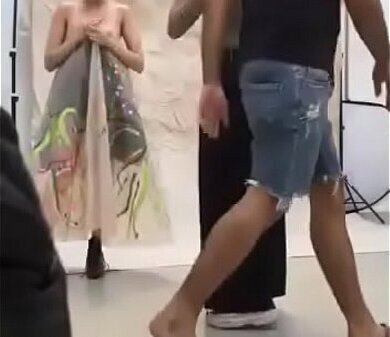 Emily Garcia pagando peitinho