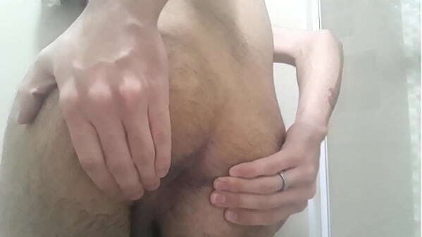 Novinho mostrando cuzinho