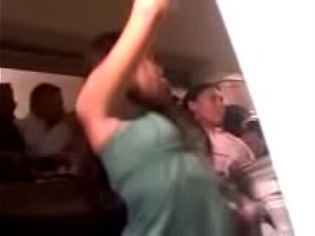 Adolescente secundaria quita tanga antro