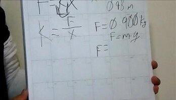 Luis Octavio Rifandose con la exposicion del tema Ley de Hooke