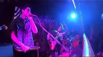 Chicos gays tocando orgia