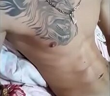 Favelado tatuado gostoso tocando uma, e mostrando oque tem de melhor