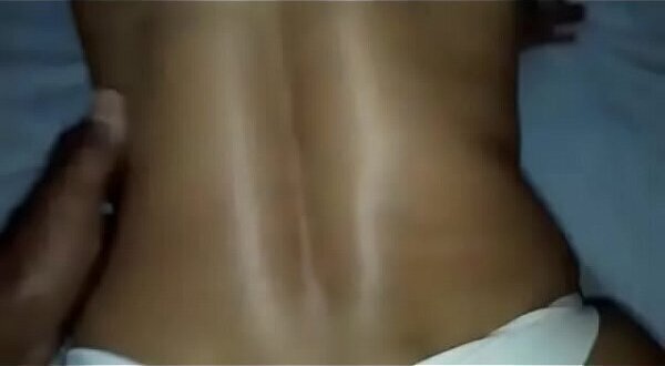 Morena bronzeada dando calcinha branca