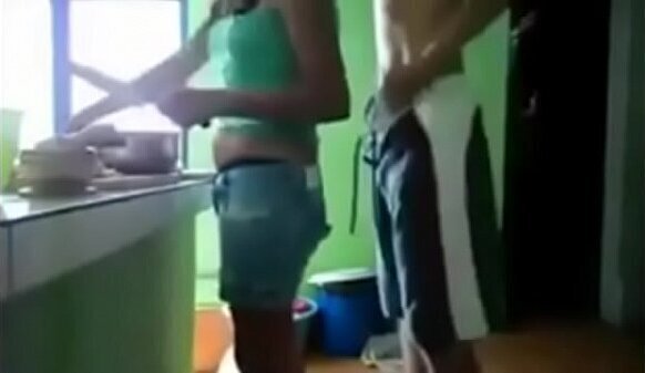 Marido mulher amigo dele cozinha