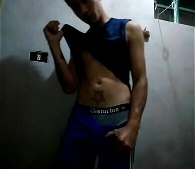 Chavo masturb&aacute_ndose parte