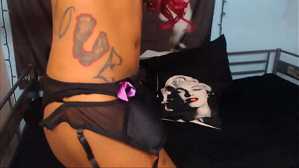 Stunning Royal chocolate girl with sexy fuckable face fingering