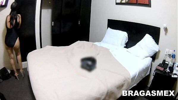 esposa infiel culiando amante, cuando esposo est&aacute_ trabajando