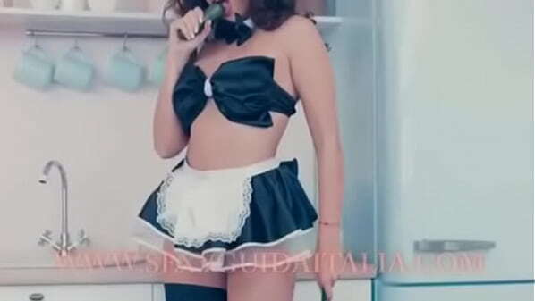 sexyguidaitalia escort torino: fidanzatina russa molto eccitata mostra quanta voglia scopare vestita cameriera