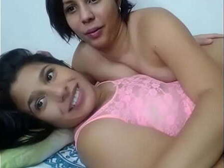 Duas gatinhas pegando. Ejaculac&atilde_o Beijo grego