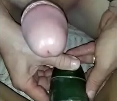 Arrombando buceta minha putinha pepino gigante!