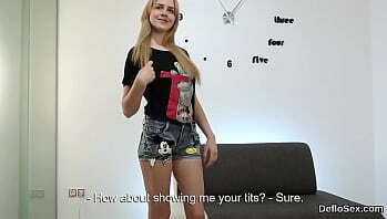 Provocative cutie fingers spread hole until coming