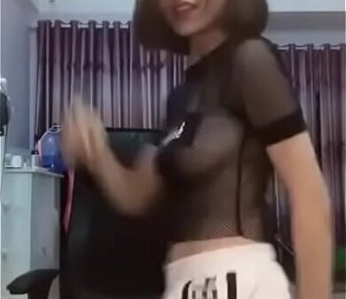 G&aacute_i xinh uplive rong &aacute_o xuy&ecirc_n suốt h&agrave_ng