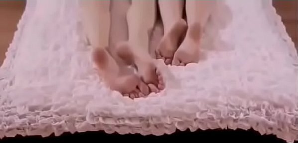 Amigas novinhas brincando cama