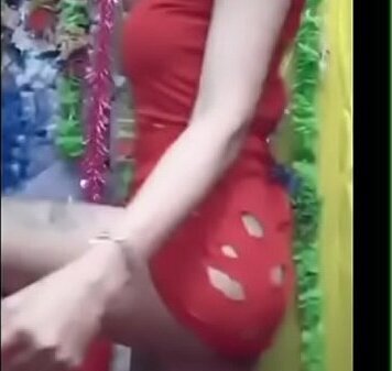 C&ocirc_ g&aacute_i show h&agrave_ng kh&ocirc_ng chip) t&igrave_nh lượn Uplive