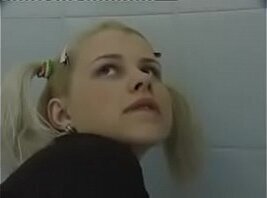 hacen feliz colegiala