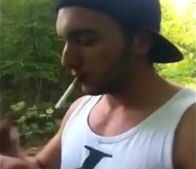 MACHO SARADO FUMANDO