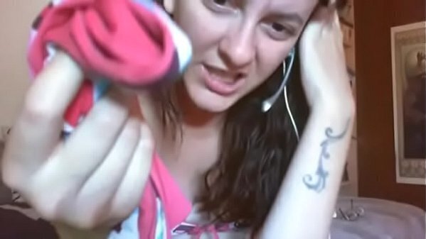 Umiliato come piccolo verme preso sputi faccia come troia