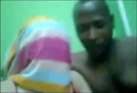 فشخت رجليها وفتحت كوسها مسكها ظبطها باوضاع مثيره ساخنه