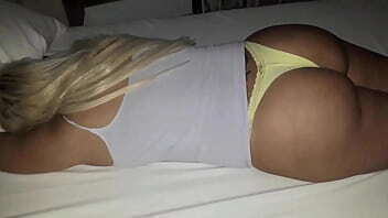 MILF gostosa bunda grande Loira Scarlett acordada pelos sobrinhos fazer suruba amadora deliciosa Doidera gravar