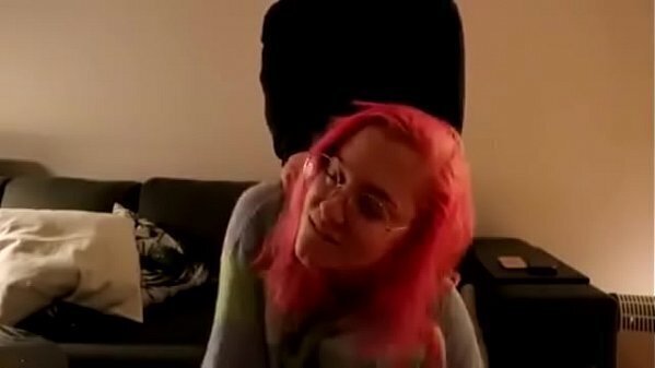 Novinha cabelo rosa dando para namorado (EN)