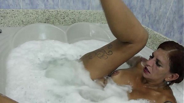 Melissa Devassa quando n&atilde_o rola brinquedo banheira.