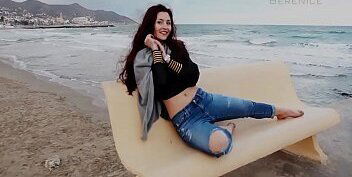 Gata exibicionista tirou toda roupa praia mostrou racha depiladinha para deleite