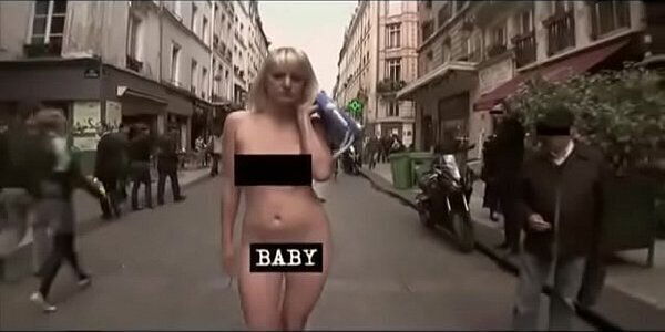 Pedreiro passando massa diretora