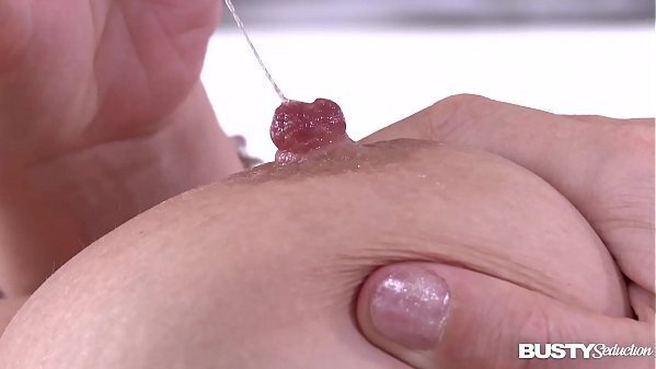 Busty seduction Victoria Summers fills shaved pussy with banana