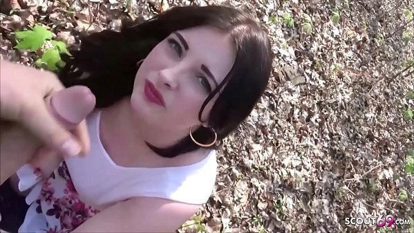 German Public Deutsche Studentin Elisa Berlin mitten Park gefickt