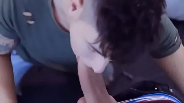 Jovencito tatuado traga enorme verga