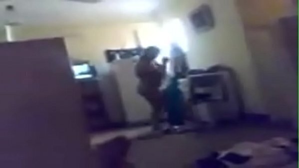 بيمسك بزازها السمرويه المثيره بيفضل فيها ويظبطها احلى نيكه