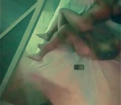 Safadinho-Rj estreando no Xv&iacute_deos no melhor estilo da putaria, comendo o cuzinho da morena e fazendo ela gemer alto.