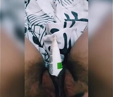 Gemendo gostoso brinquedinho improvisado