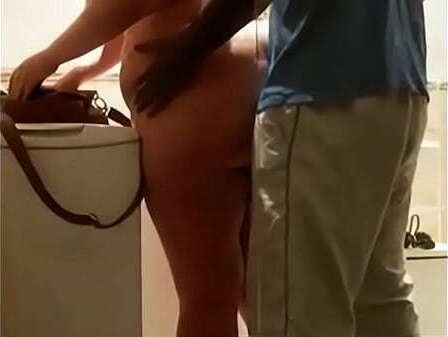 Grosse beurette dans salle bain