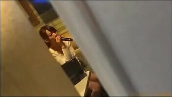 高价叫来KTV的头牌小公主，这小气质和妖娆身姿，真的无心唱歌，就想怎么跟他愉快玩耍！.mp4