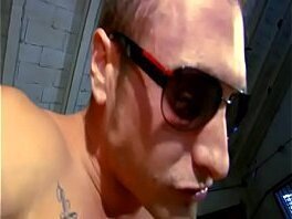 Latines nympho latina fait dispara&icirc_tre longue queue dans bouche