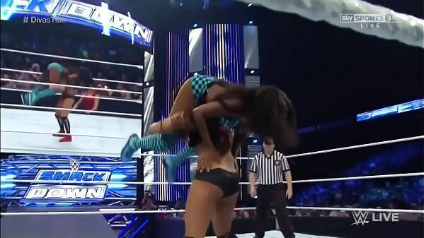 Nikki Bella Naomi. SmackDown 2014.