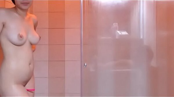 girl masturbate bathing