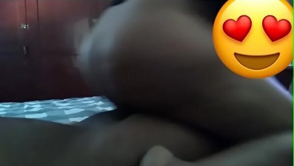 Esta culona encanta como mueve. Disfrutenla comenten.