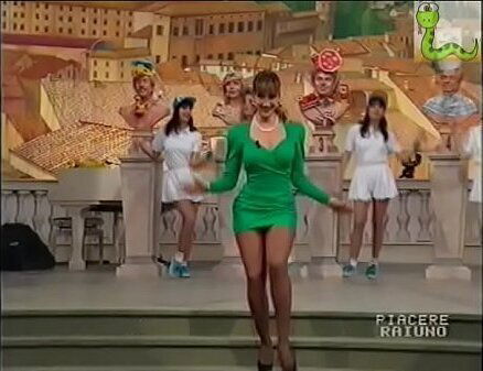 Simona Tagli Piacere Raiuno vestitino verde