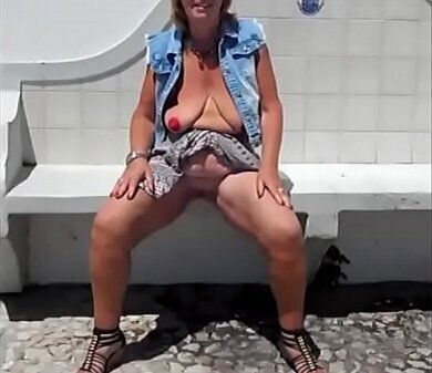 Suzisoumise masturbates public