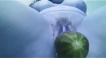 Gordita mete pepino.