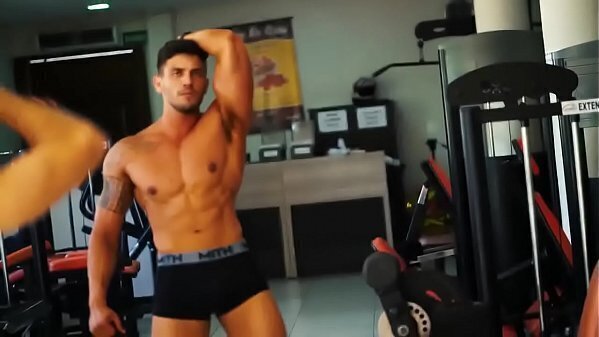 Novinho maromba mostrando corpo academia