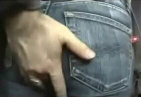 Ragazzo che prende in giro ragazza sul bus